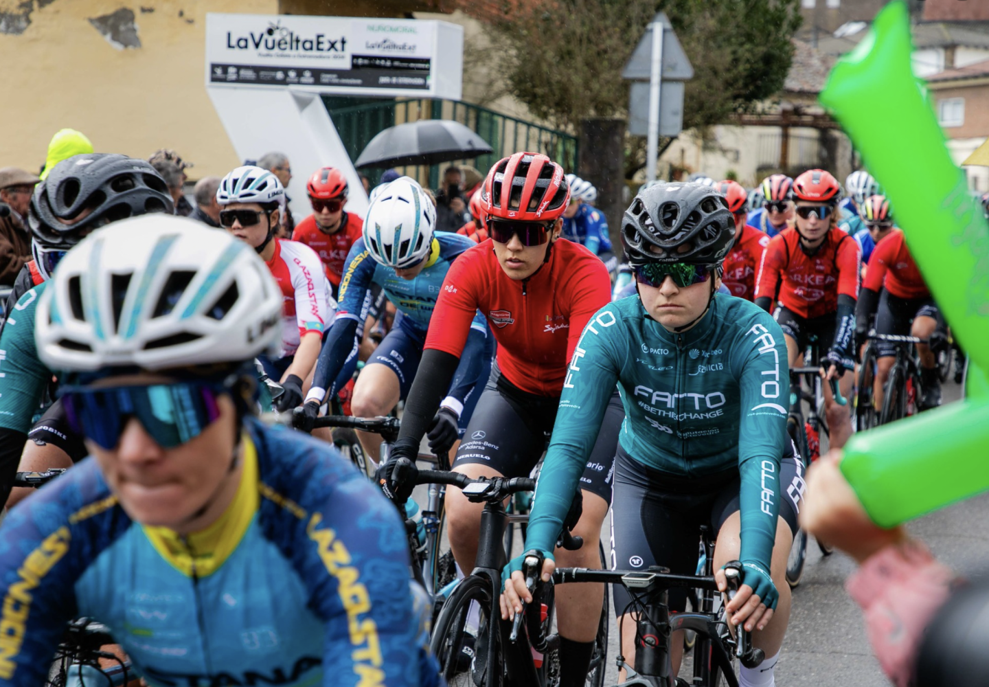 grupo leo vuelta ciclista extremadura